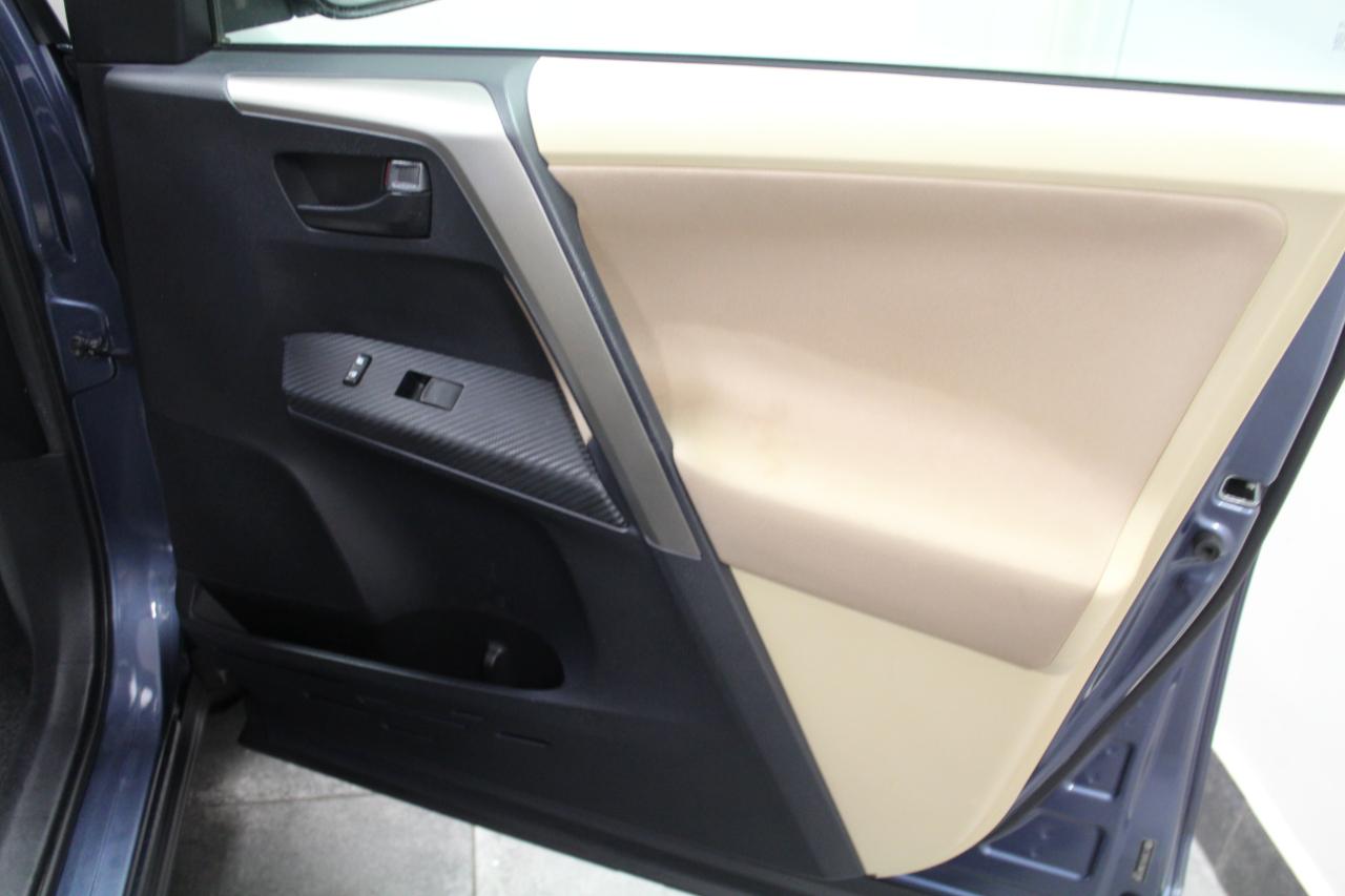 Toyota RAV4 AWD 4dr LE (Natl) 2013