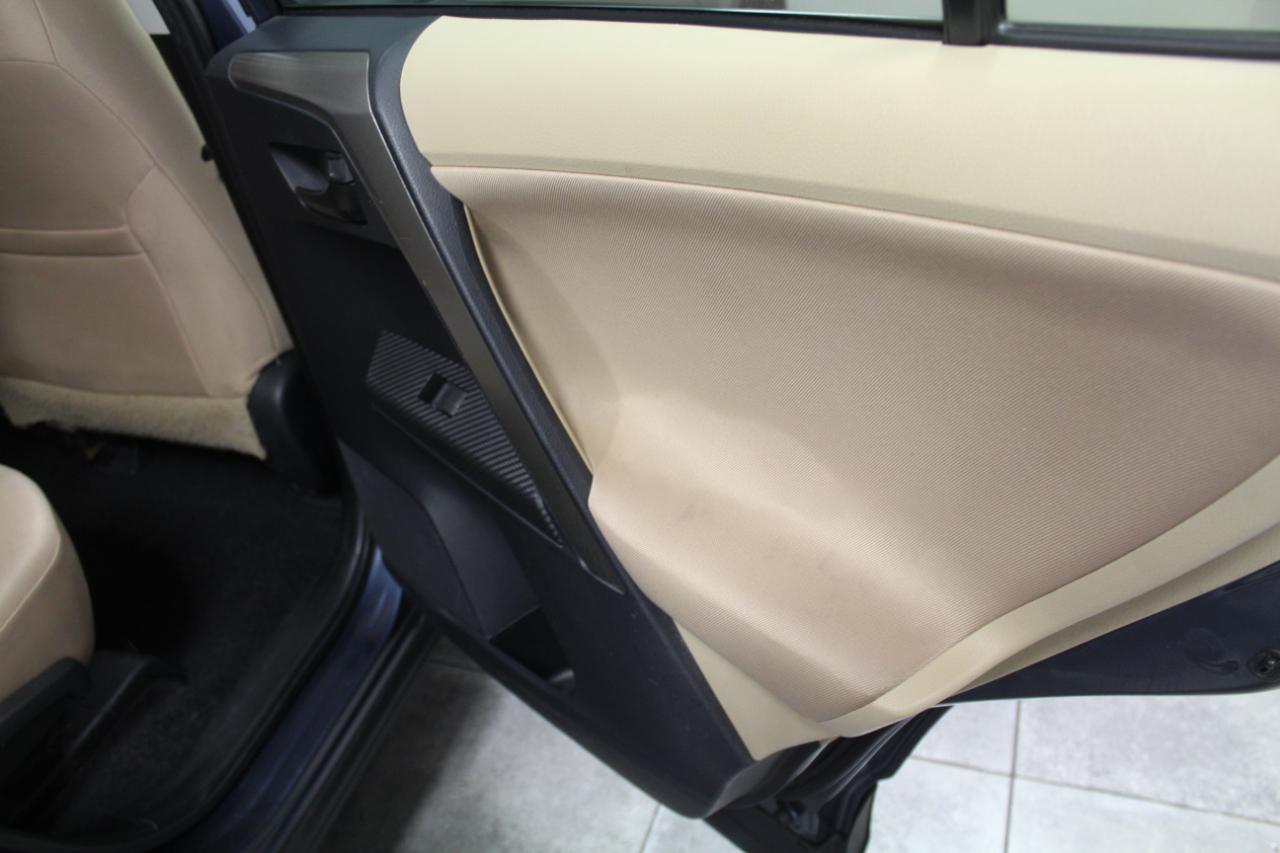 Toyota RAV4 AWD 4dr LE (Natl) 2013