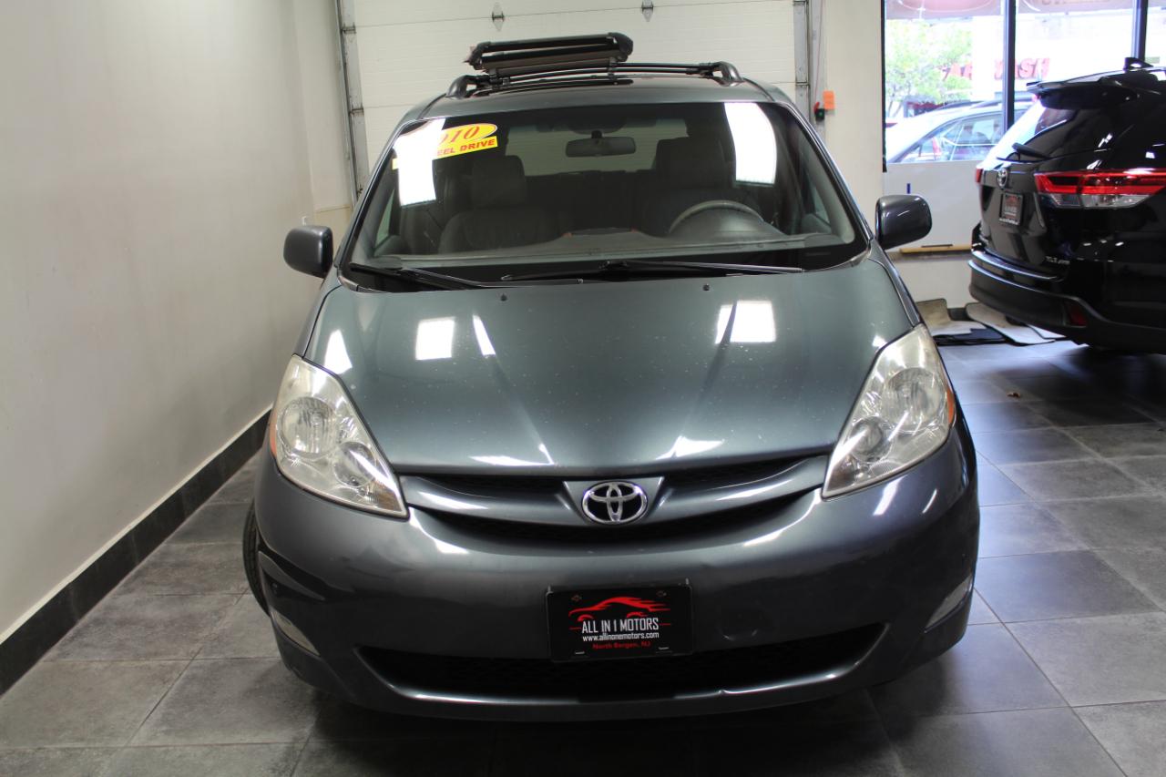 Toyota Sienna 5dr 7-Pass Van XLE AWD (Natl) 2010