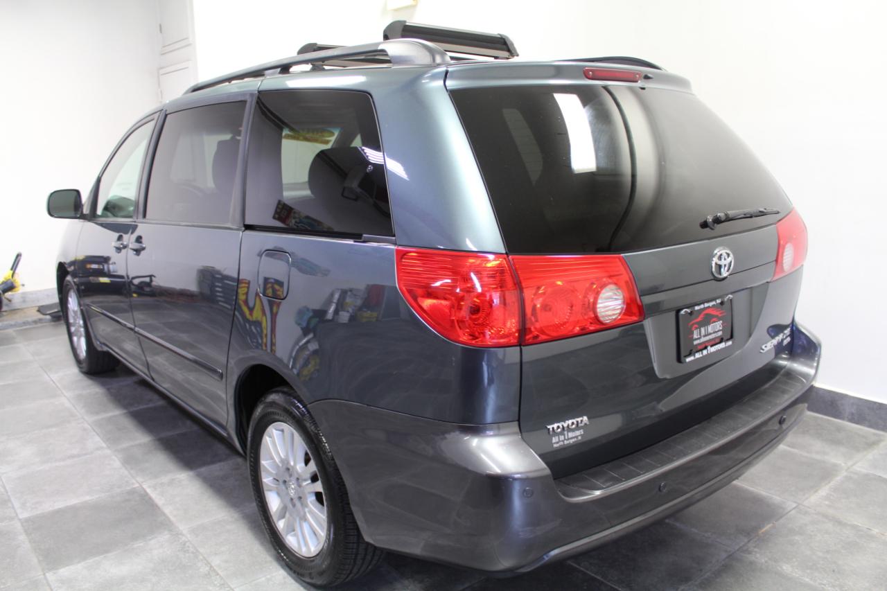 Toyota Sienna 5dr 7-Pass Van XLE AWD (Natl) 2010