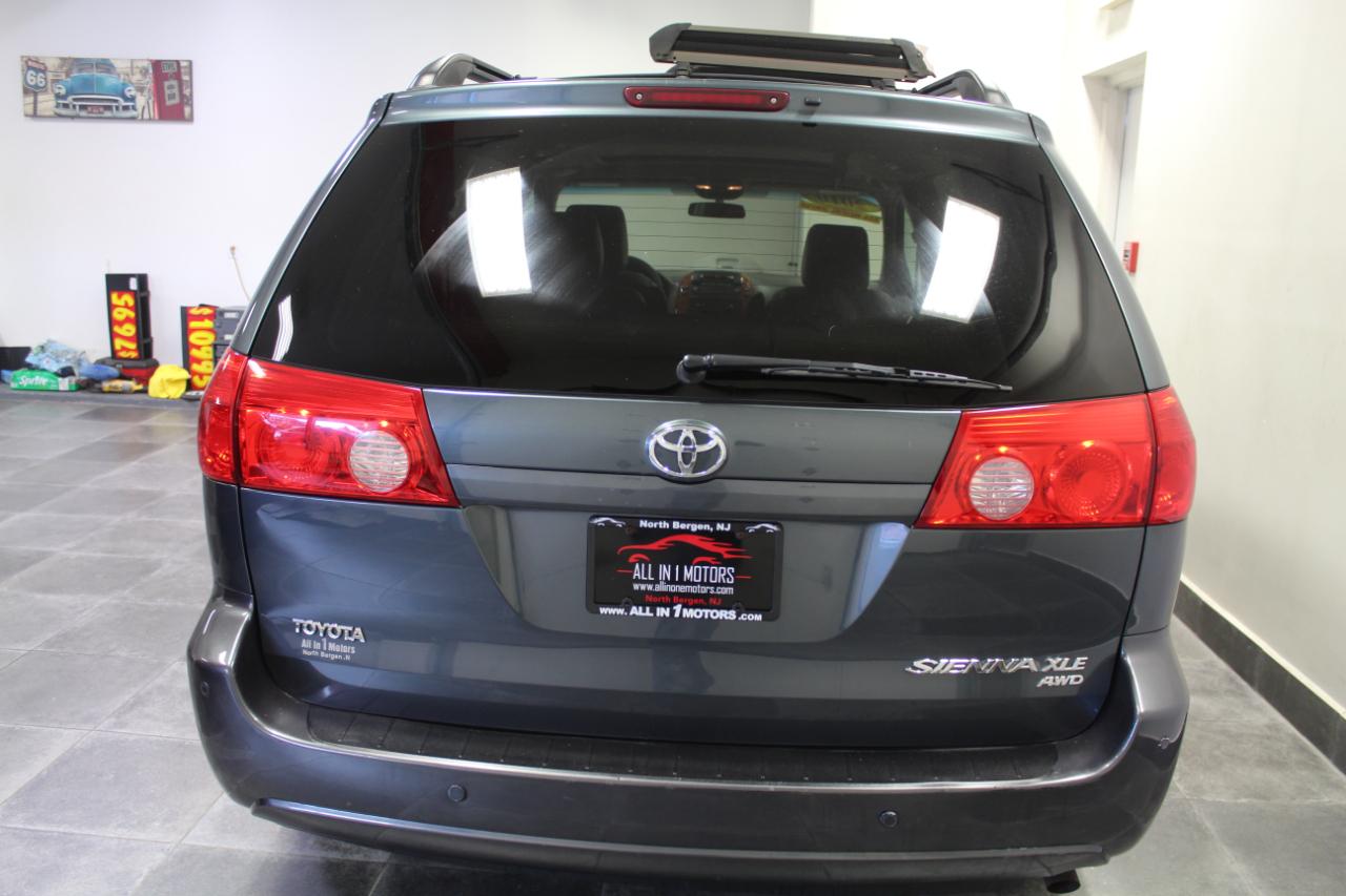 Toyota Sienna 5dr 7-Pass Van XLE AWD (Natl) 2010