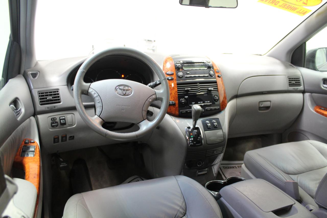 Toyota Sienna 5dr 7-Pass Van XLE AWD (Natl) 2010