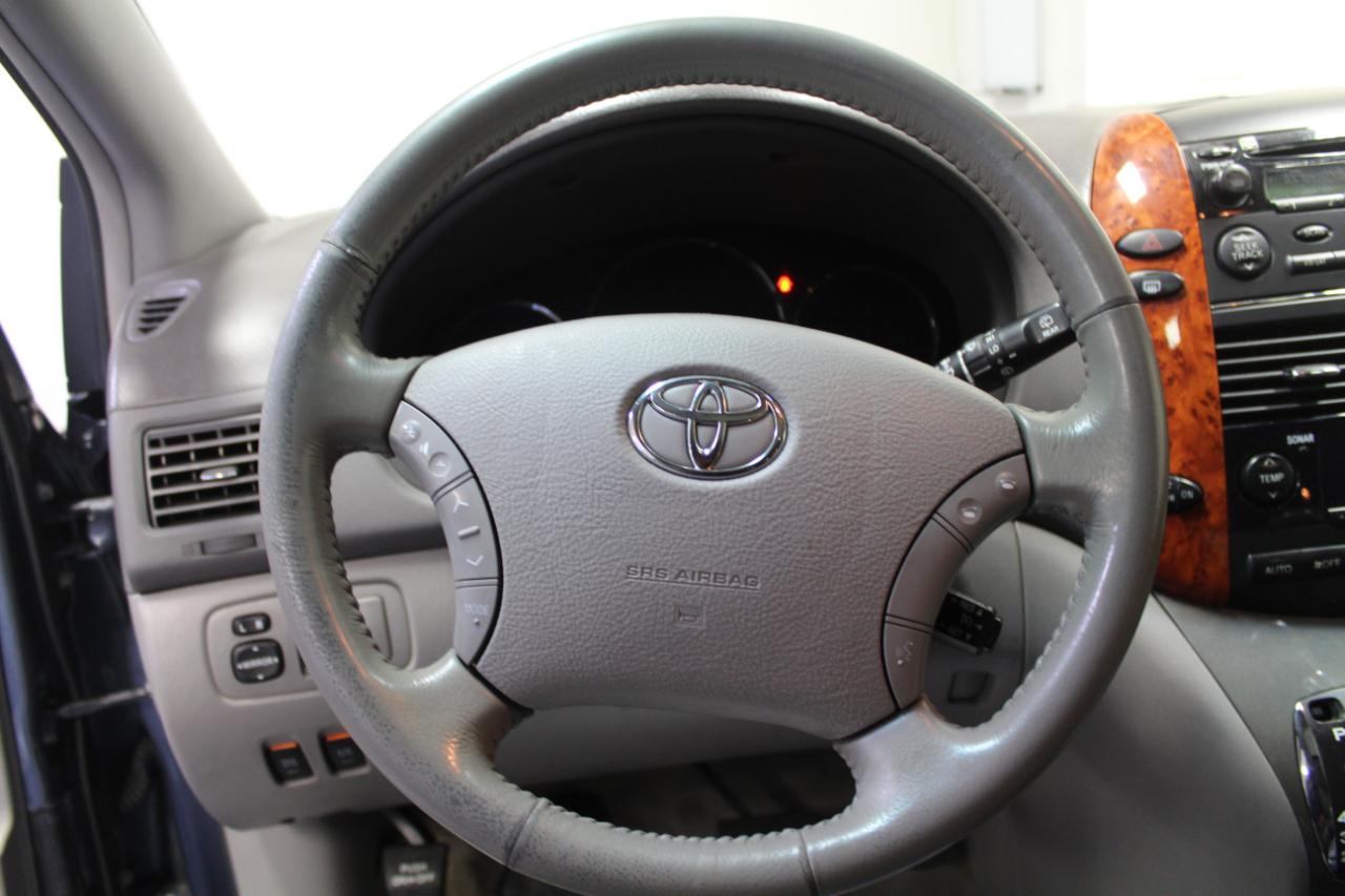 Toyota Sienna 5dr 7-Pass Van XLE AWD (Natl) 2010
