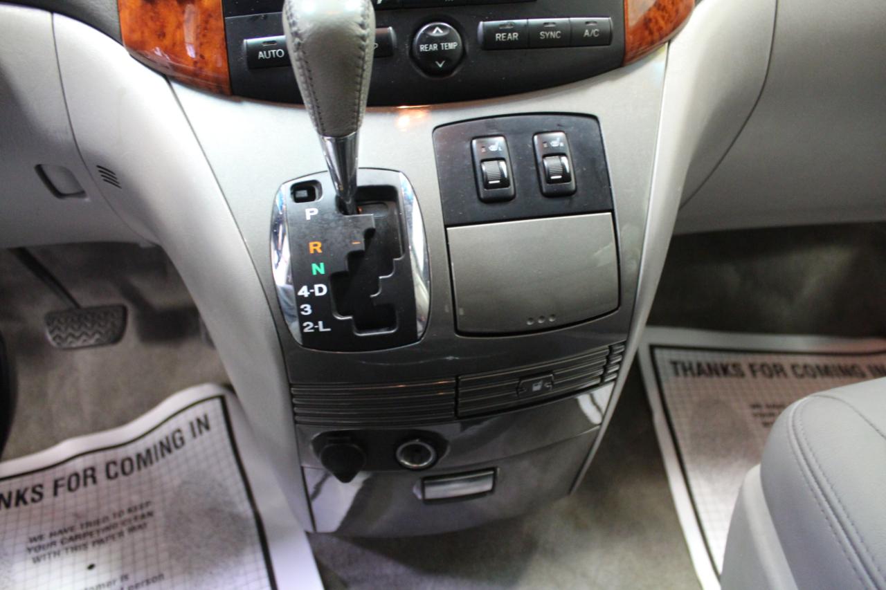 Toyota Sienna 5dr 7-Pass Van XLE AWD (Natl) 2010