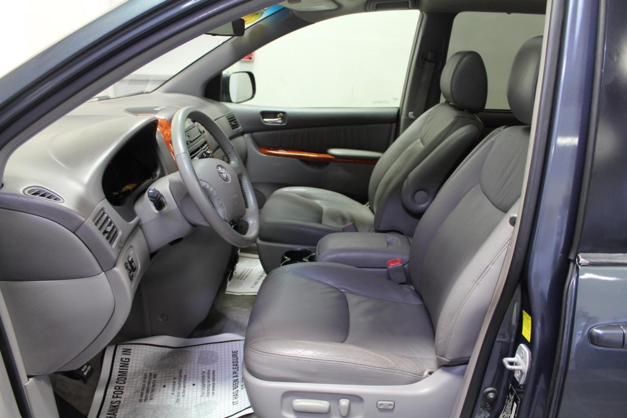 Toyota Sienna 5dr 7-Pass Van XLE AWD (Natl) 2010