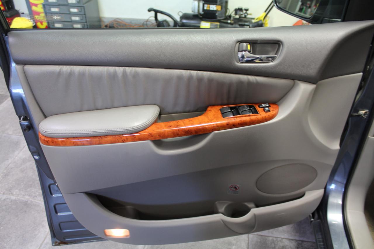 Toyota Sienna 5dr 7-Pass Van XLE AWD (Natl) 2010