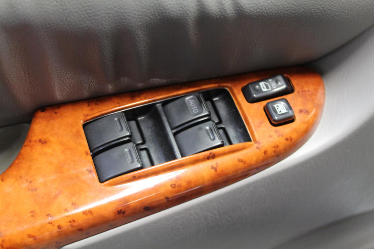Toyota Sienna 5dr 7-Pass Van XLE AWD (Natl) 2010