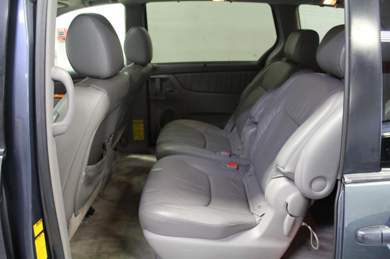 Toyota Sienna 5dr 7-Pass Van XLE AWD (Natl) 2010