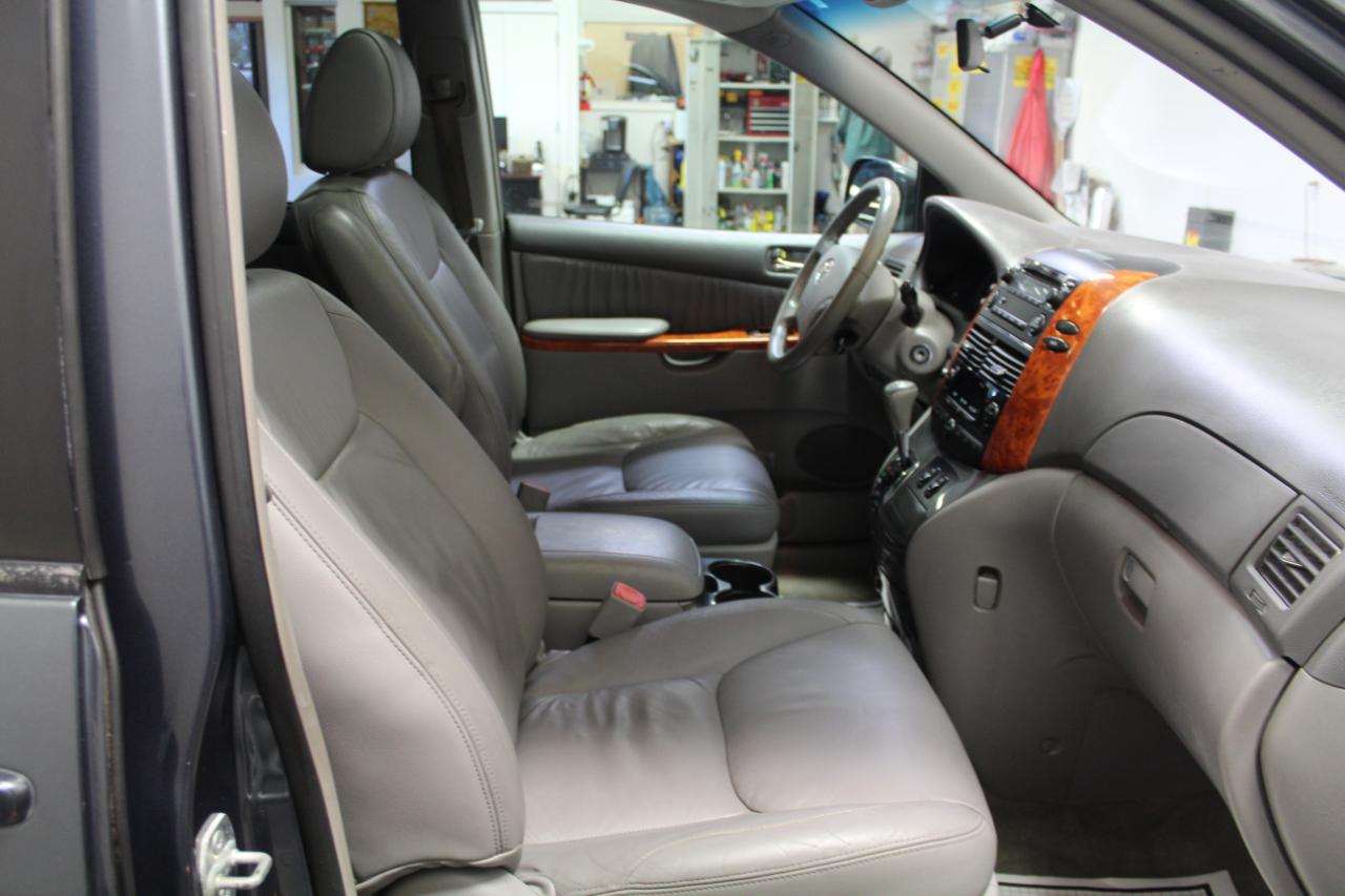 Toyota Sienna 5dr 7-Pass Van XLE AWD (Natl) 2010