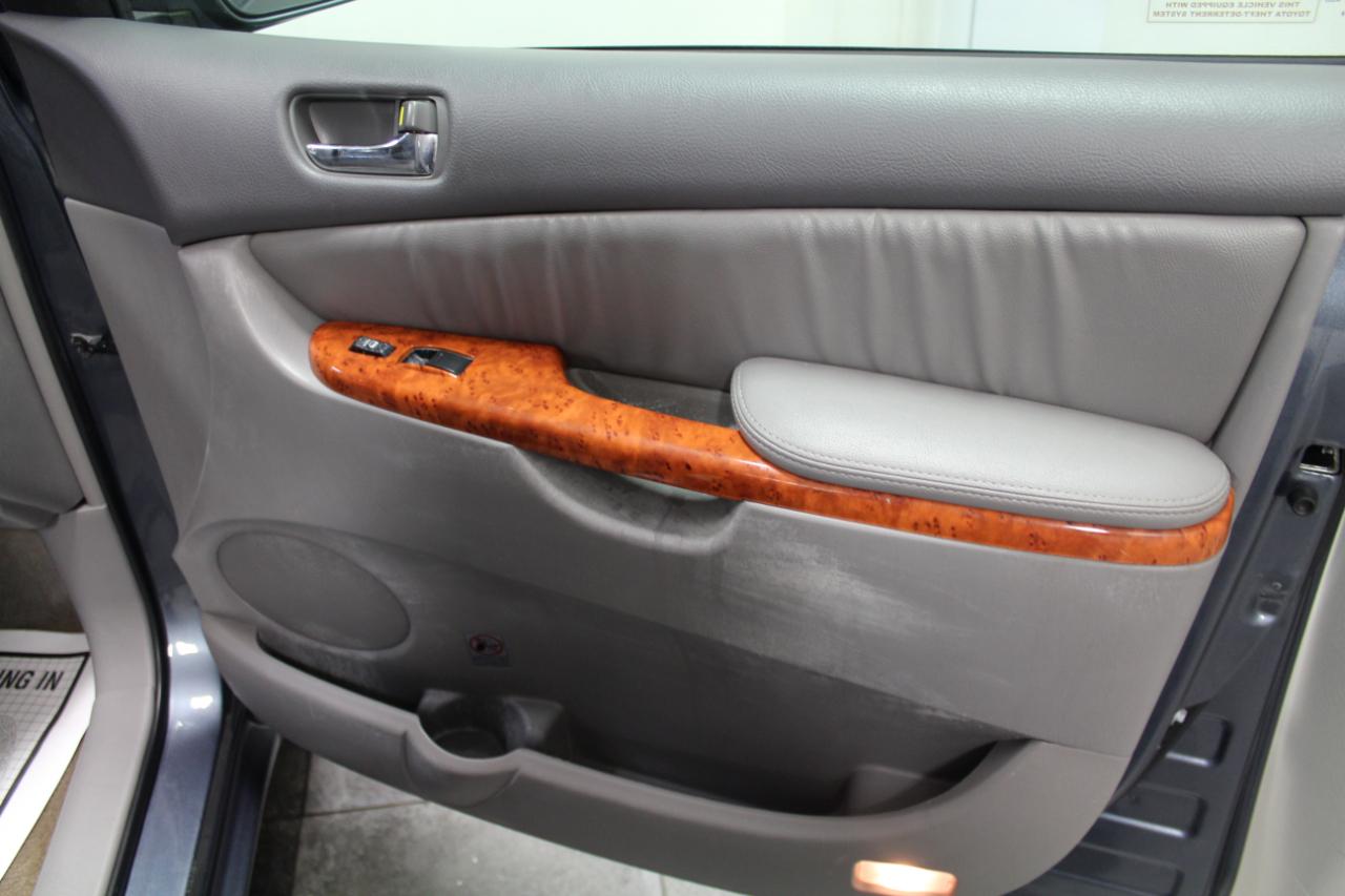 Toyota Sienna 5dr 7-Pass Van XLE AWD (Natl) 2010