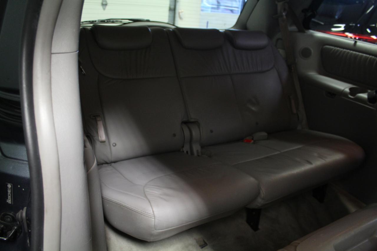 Toyota Sienna 5dr 7-Pass Van XLE AWD (Natl) 2010