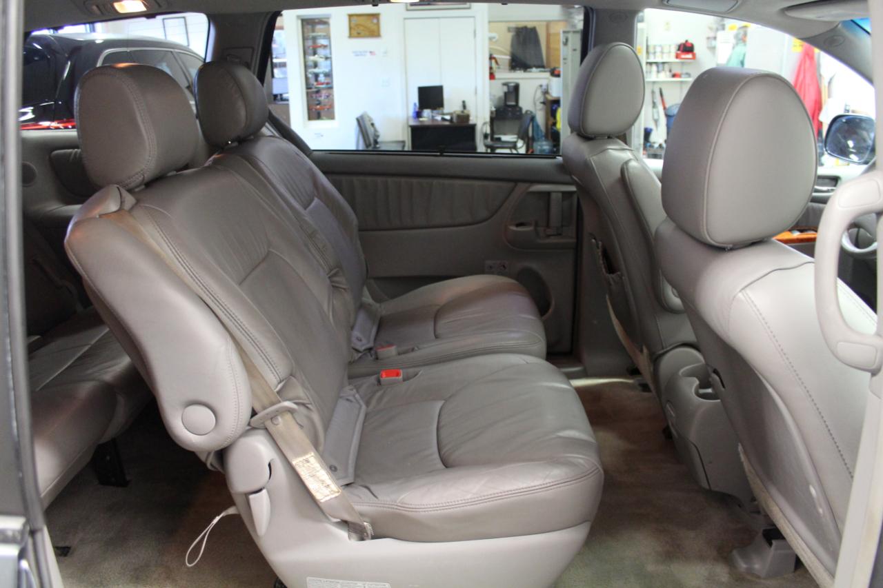 Toyota Sienna 5dr 7-Pass Van XLE AWD (Natl) 2010