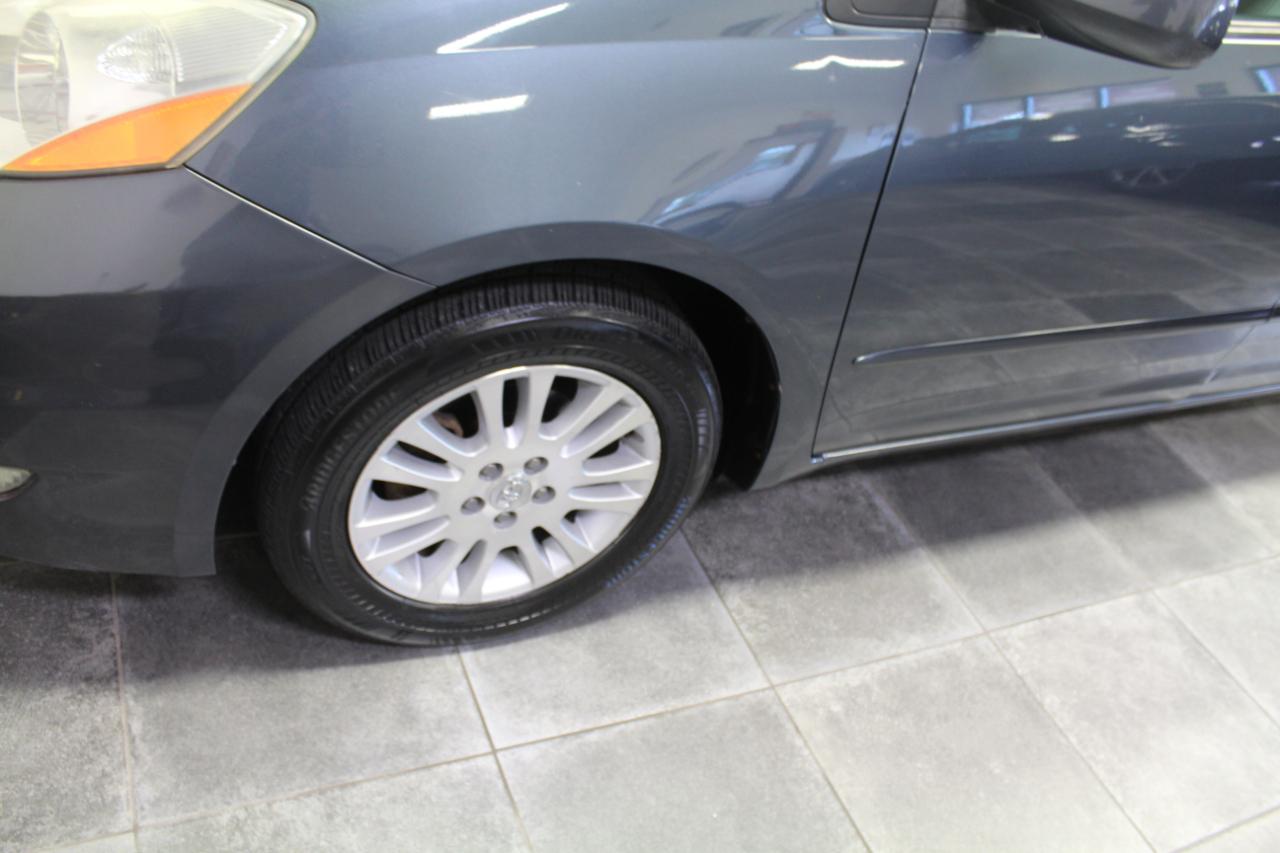Toyota Sienna 5dr 7-Pass Van XLE AWD (Natl) 2010