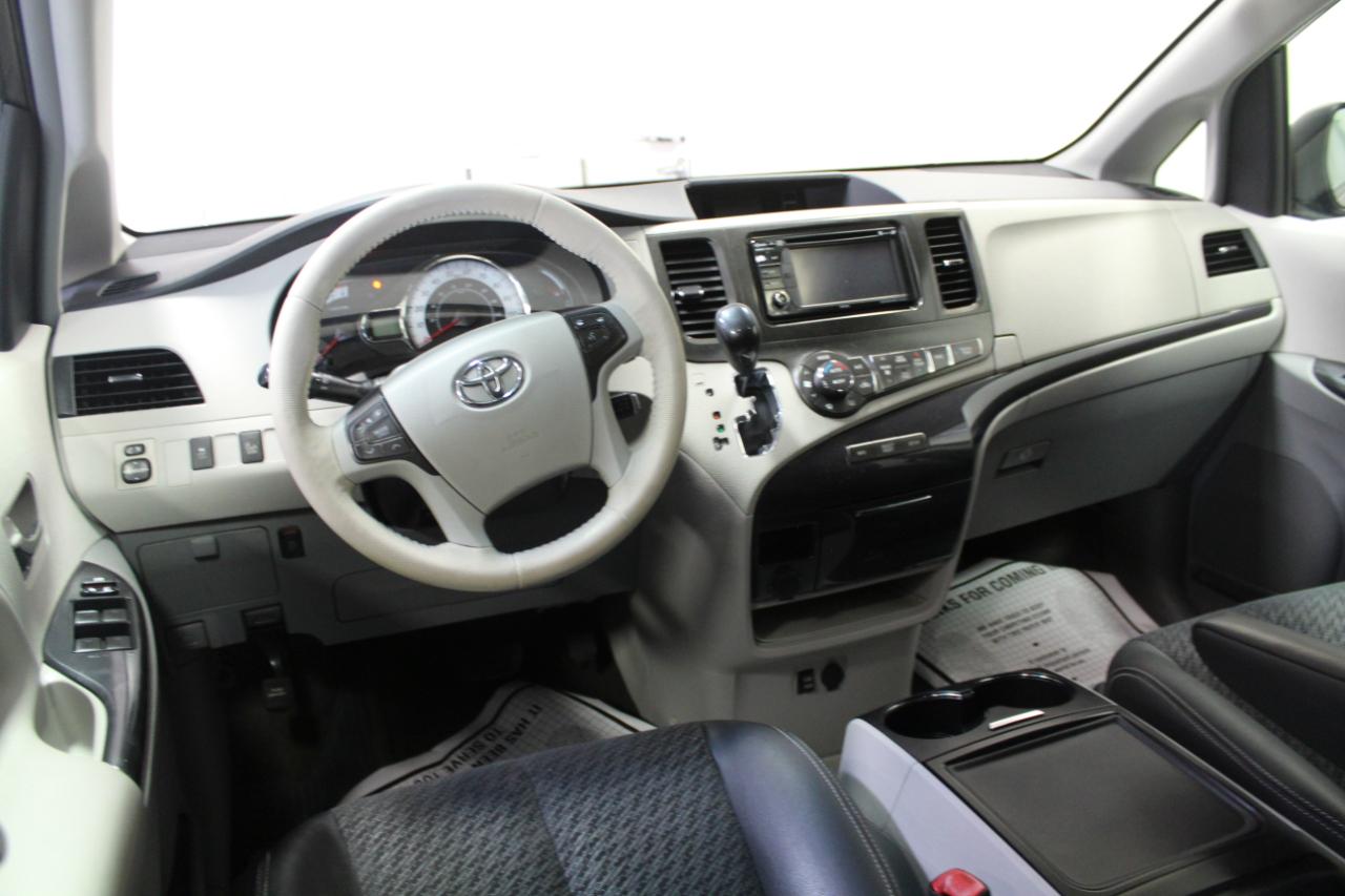 Toyota Sienna 5dr 8-Pass Van V6 SE FWD (Natl) 2014