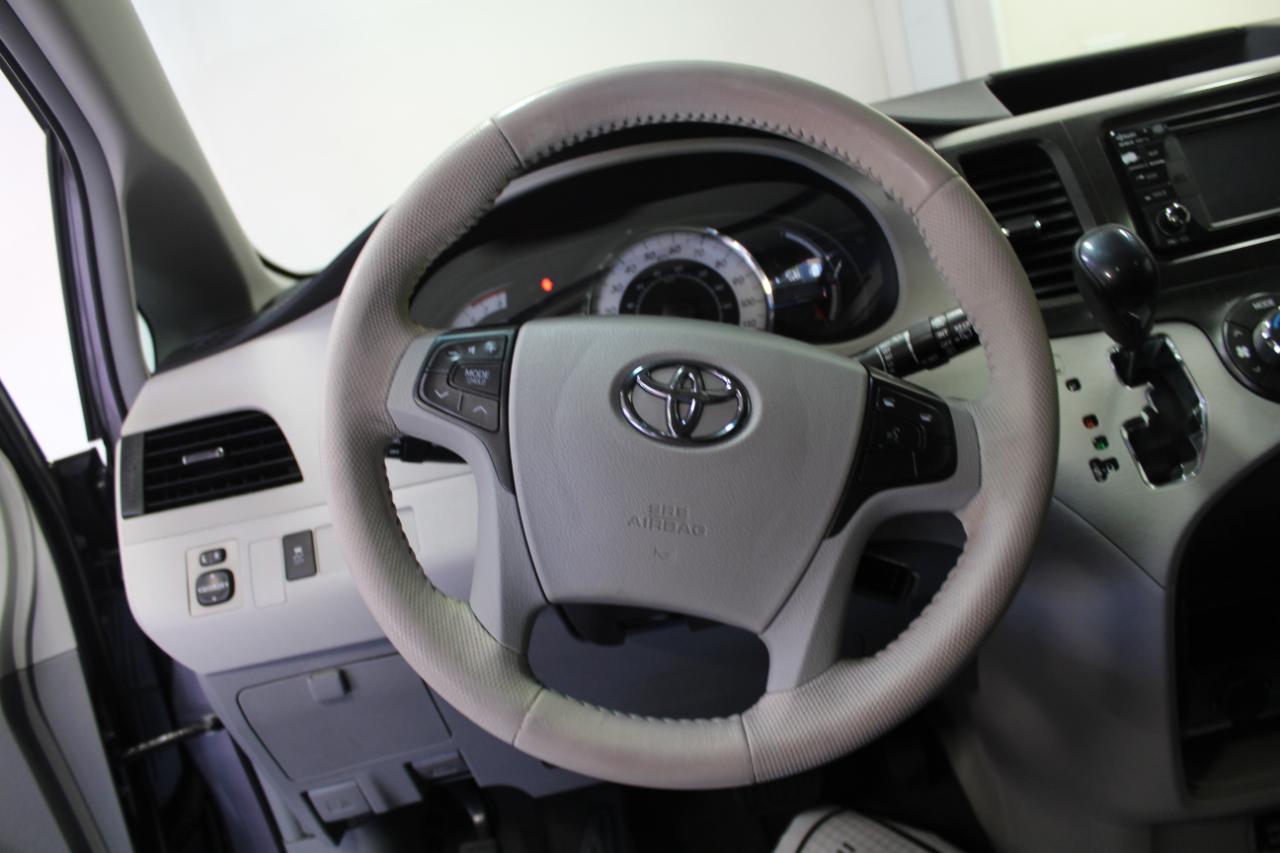 Toyota Sienna 5dr 8-Pass Van V6 SE FWD (Natl) 2014