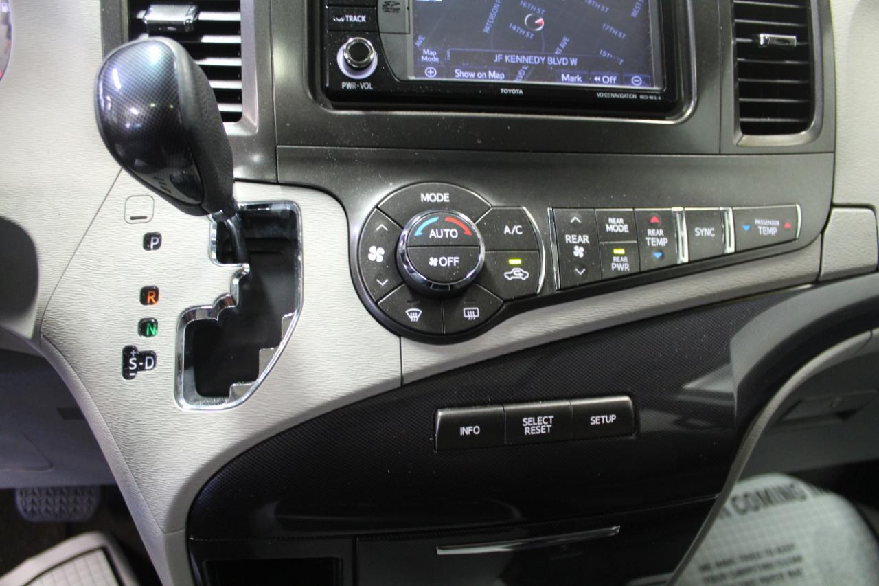 Toyota Sienna 5dr 8-Pass Van V6 SE FWD (Natl) 2014