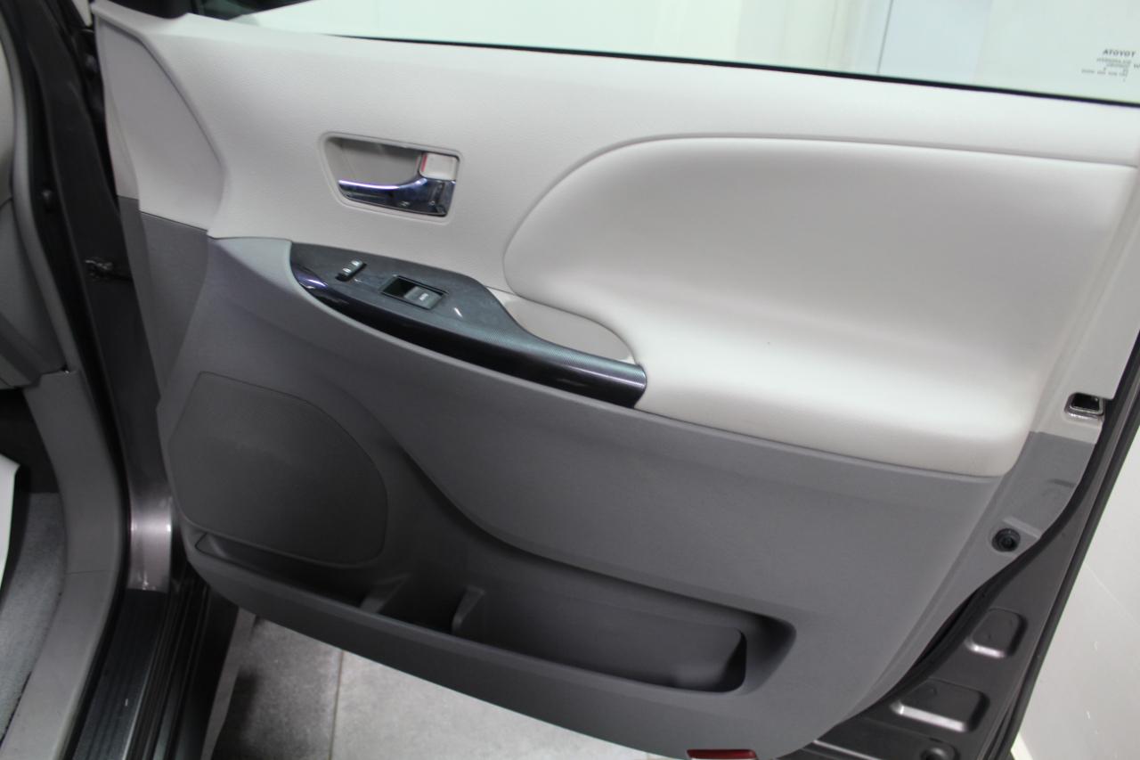 Toyota Sienna 5dr 8-Pass Van V6 SE FWD (Natl) 2014