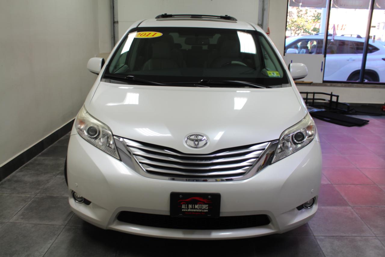 Toyota Sienna 5dr 7-Pass Van V6 Ltd AWD (Natl) 2011