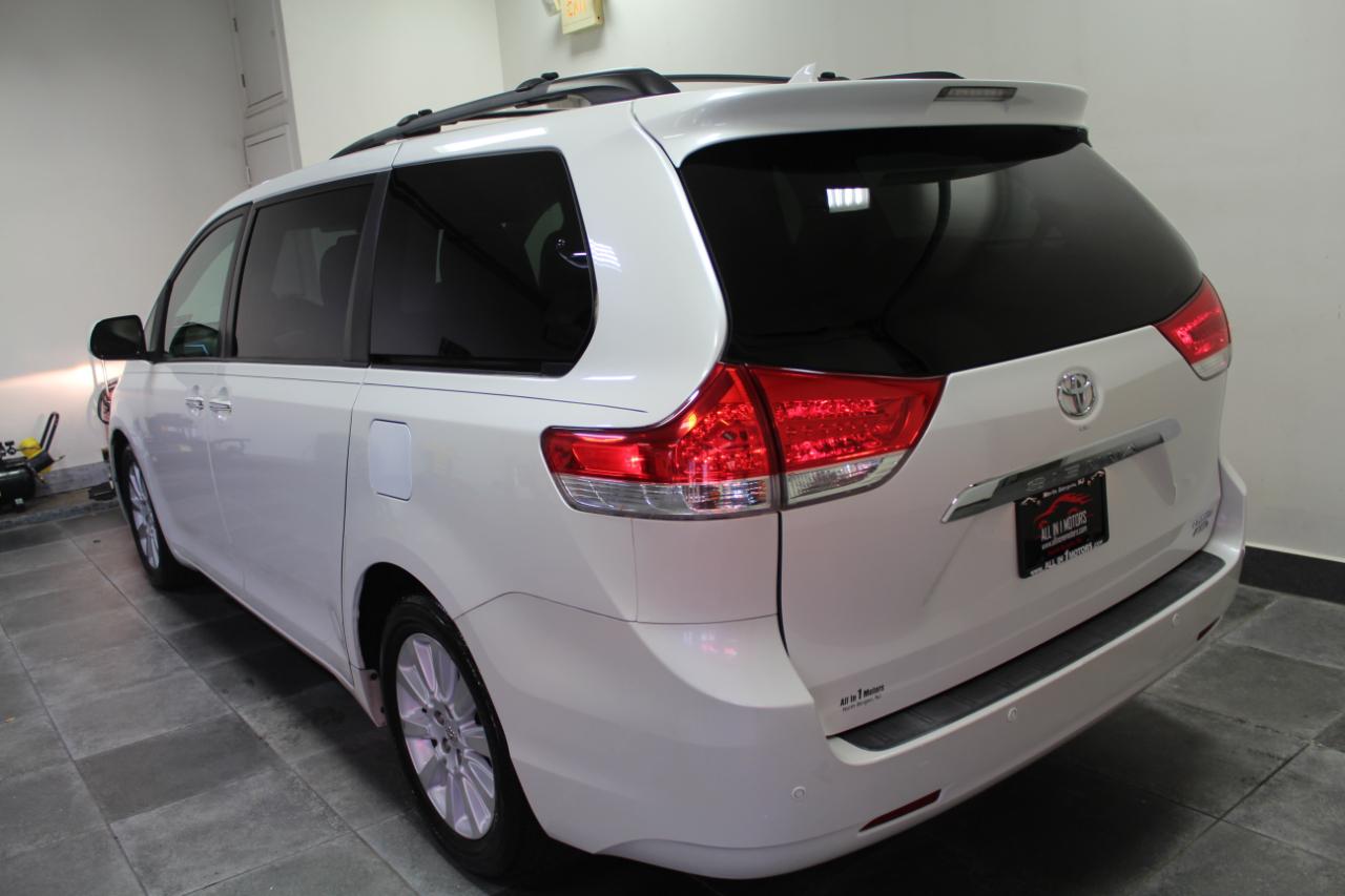 Toyota Sienna 5dr 7-Pass Van V6 Ltd AWD (Natl) 2011