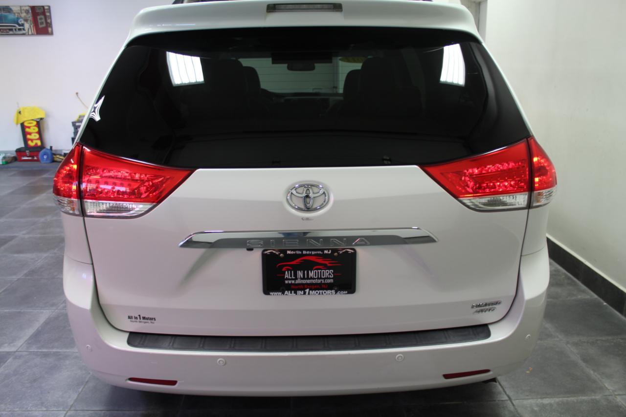 Toyota Sienna 5dr 7-Pass Van V6 Ltd AWD (Natl) 2011