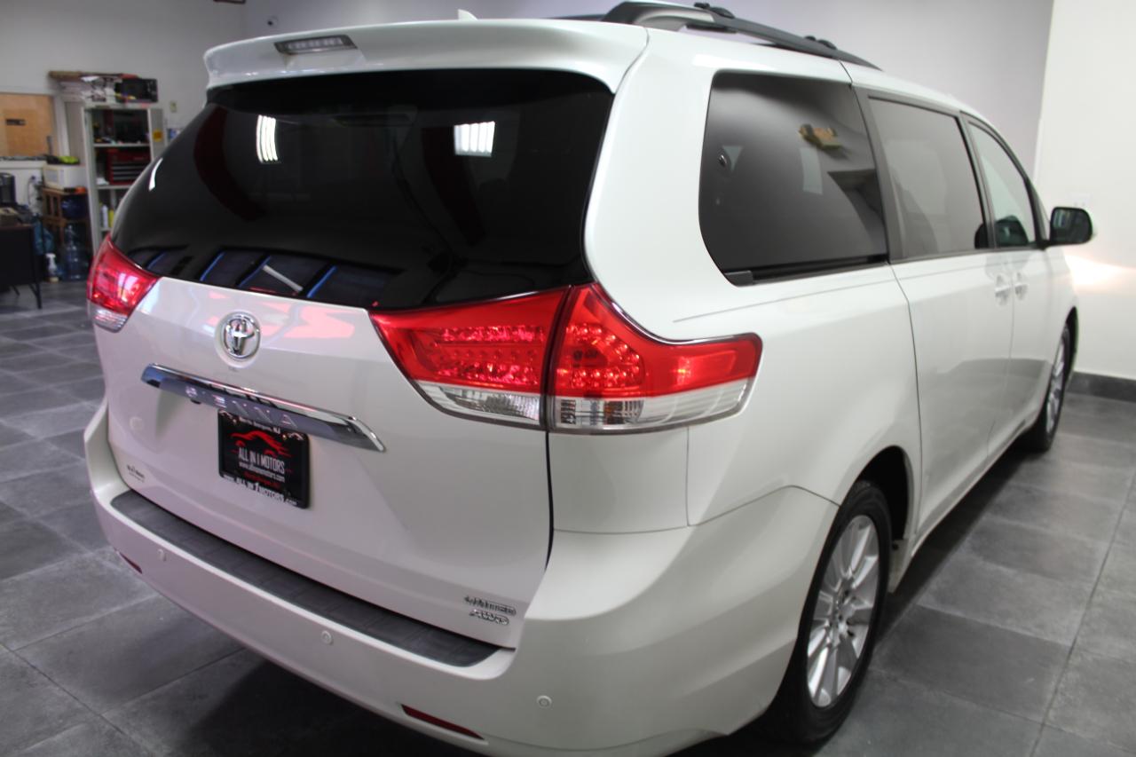 Toyota Sienna 5dr 7-Pass Van V6 Ltd AWD (Natl) 2011