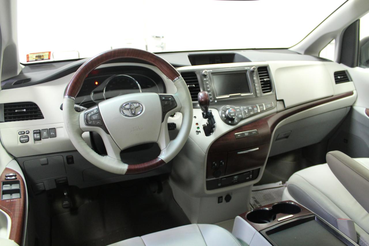 Toyota Sienna 5dr 7-Pass Van V6 Ltd AWD (Natl) 2011