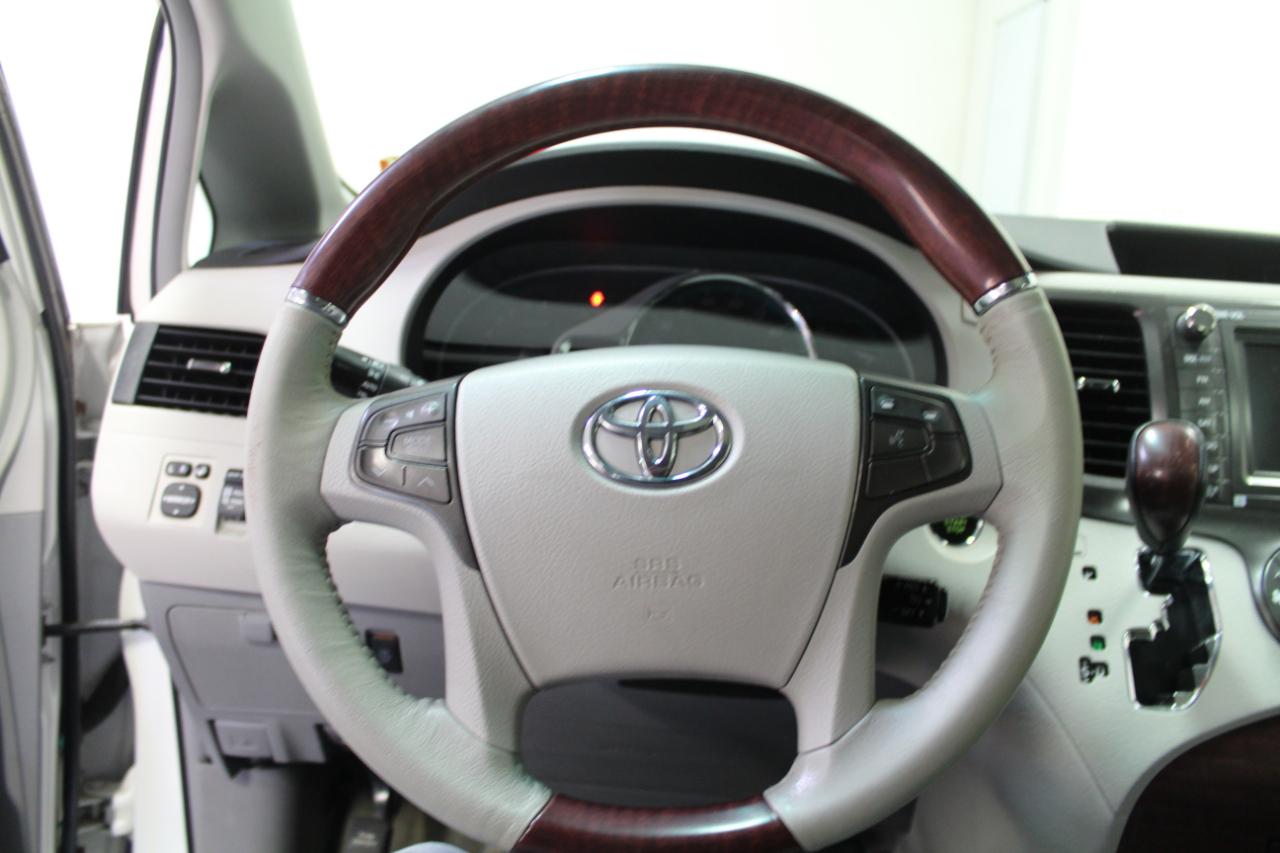 Toyota Sienna 5dr 7-Pass Van V6 Ltd AWD (Natl) 2011