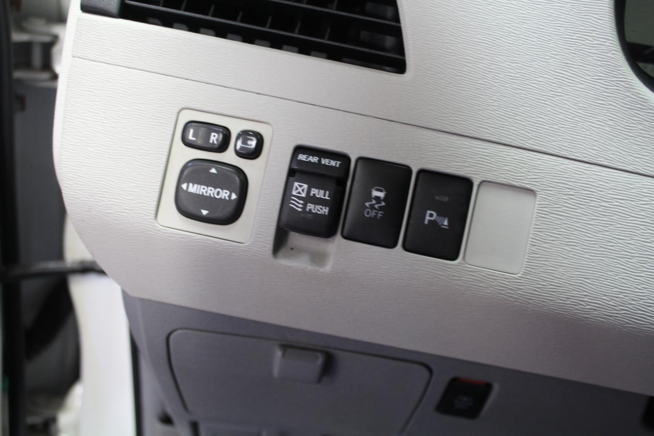 Toyota Sienna 5dr 7-Pass Van V6 Ltd AWD (Natl) 2011