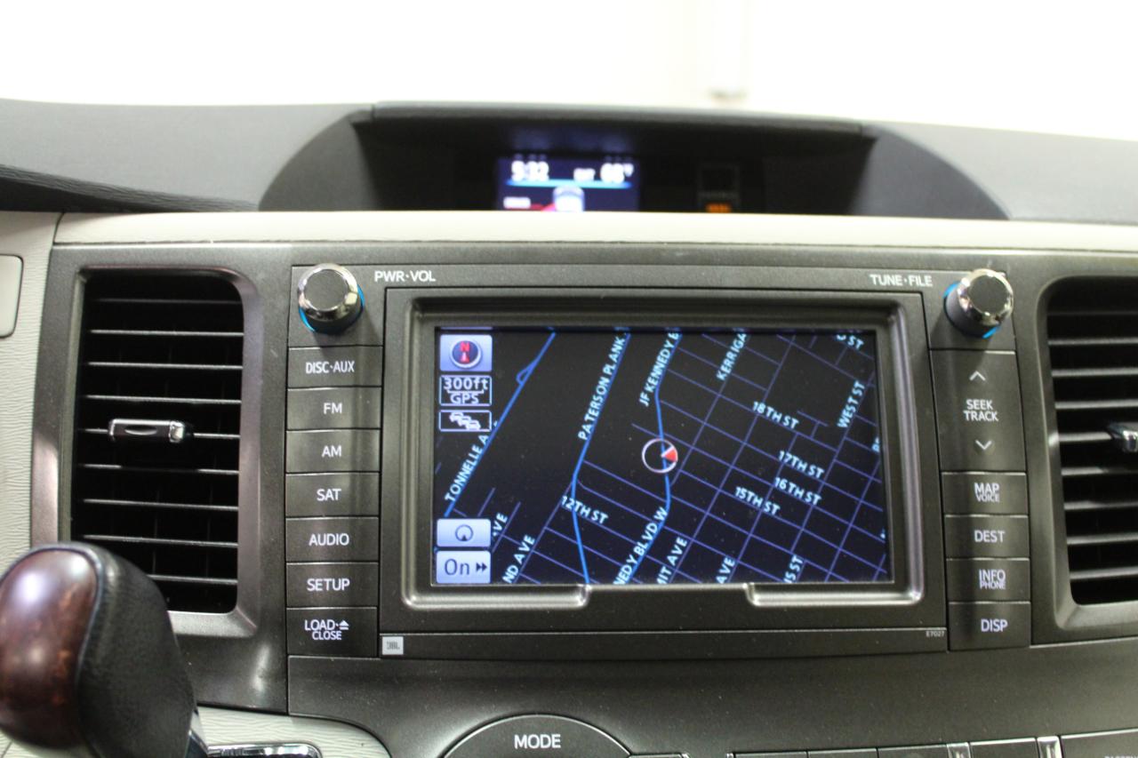 Toyota Sienna 5dr 7-Pass Van V6 Ltd AWD (Natl) 2011