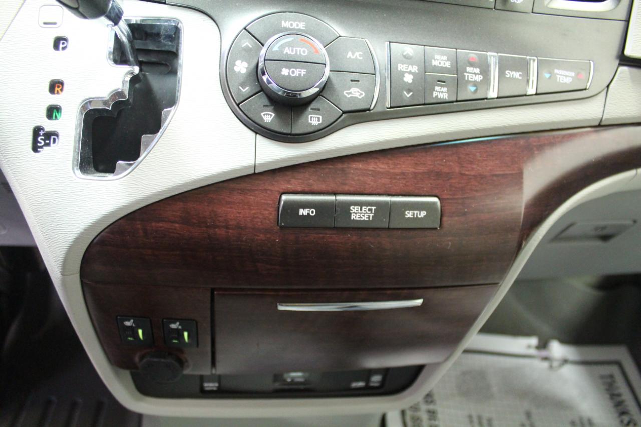 Toyota Sienna 5dr 7-Pass Van V6 Ltd AWD (Natl) 2011