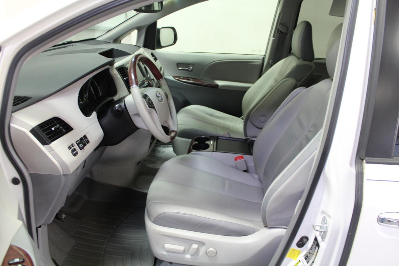 Toyota Sienna 5dr 7-Pass Van V6 Ltd AWD (Natl) 2011