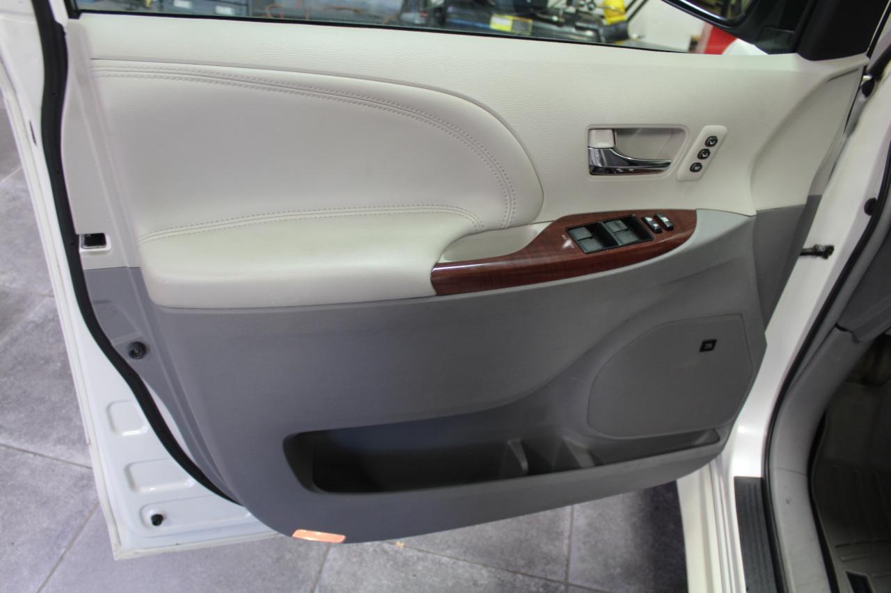 Toyota Sienna 5dr 7-Pass Van V6 Ltd AWD (Natl) 2011