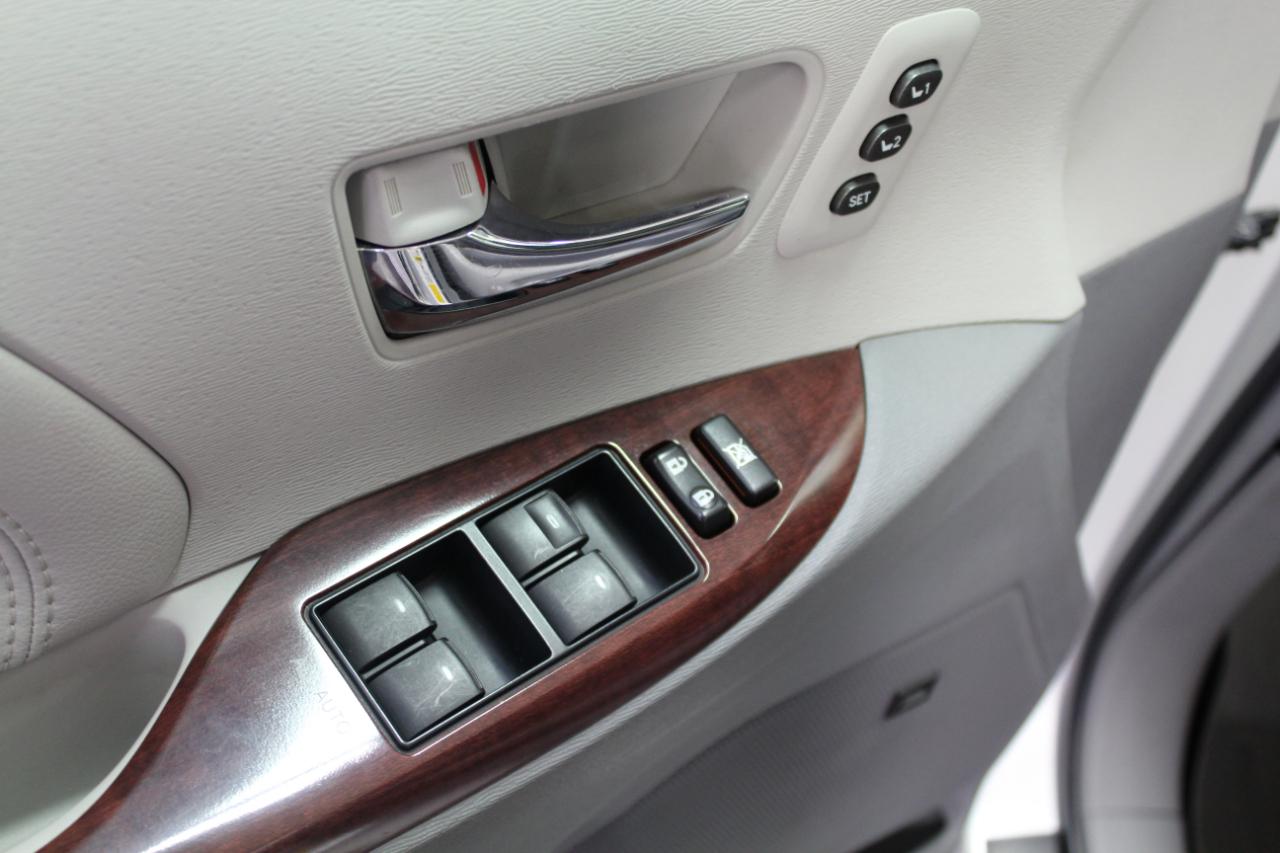 Toyota Sienna 5dr 7-Pass Van V6 Ltd AWD (Natl) 2011