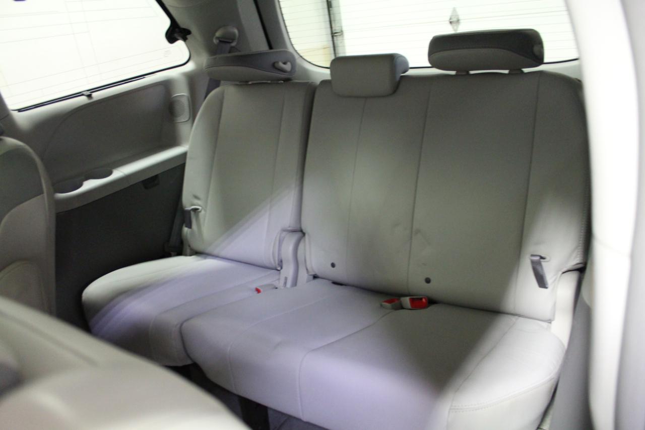 Toyota Sienna 5dr 7-Pass Van V6 Ltd AWD (Natl) 2011