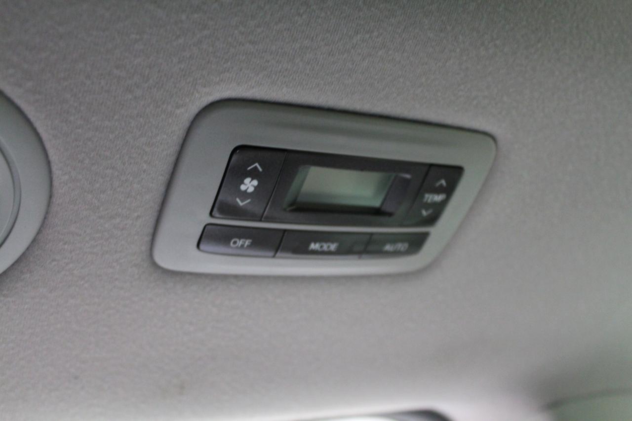 Toyota Sienna 5dr 7-Pass Van V6 Ltd AWD (Natl) 2011