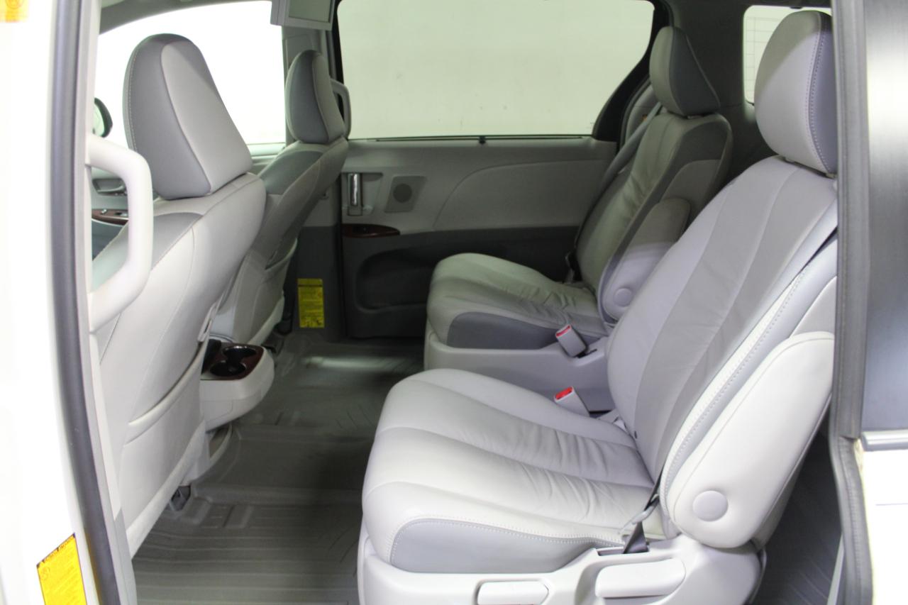 Toyota Sienna 5dr 7-Pass Van V6 Ltd AWD (Natl) 2011