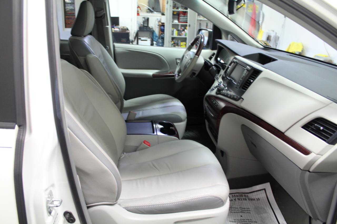 Toyota Sienna 5dr 7-Pass Van V6 Ltd AWD (Natl) 2011