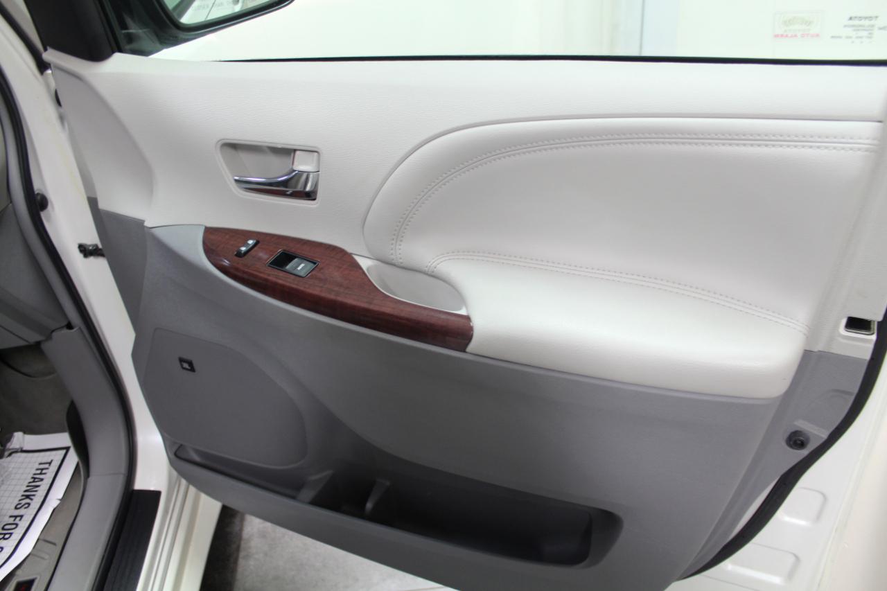 Toyota Sienna 5dr 7-Pass Van V6 Ltd AWD (Natl) 2011