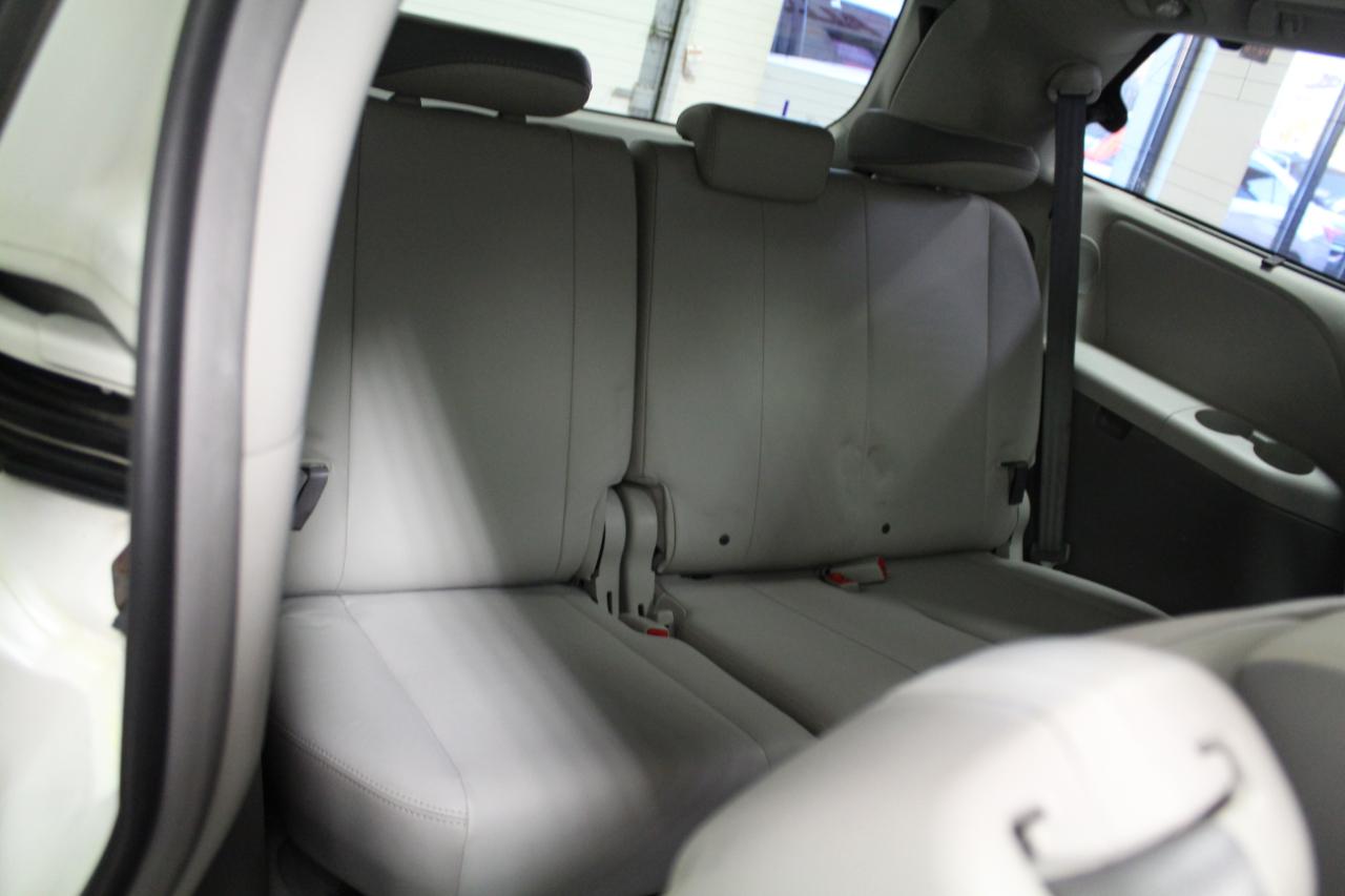 Toyota Sienna 5dr 7-Pass Van V6 Ltd AWD (Natl) 2011