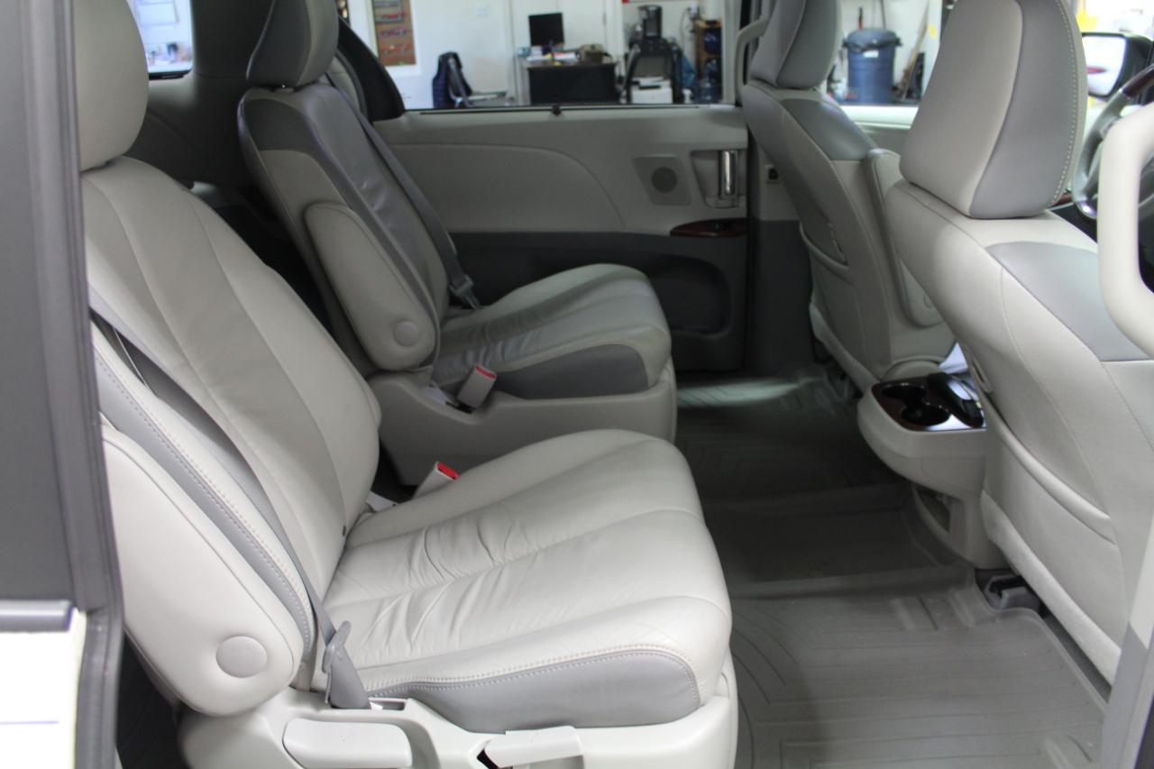 Toyota Sienna 5dr 7-Pass Van V6 Ltd AWD (Natl) 2011