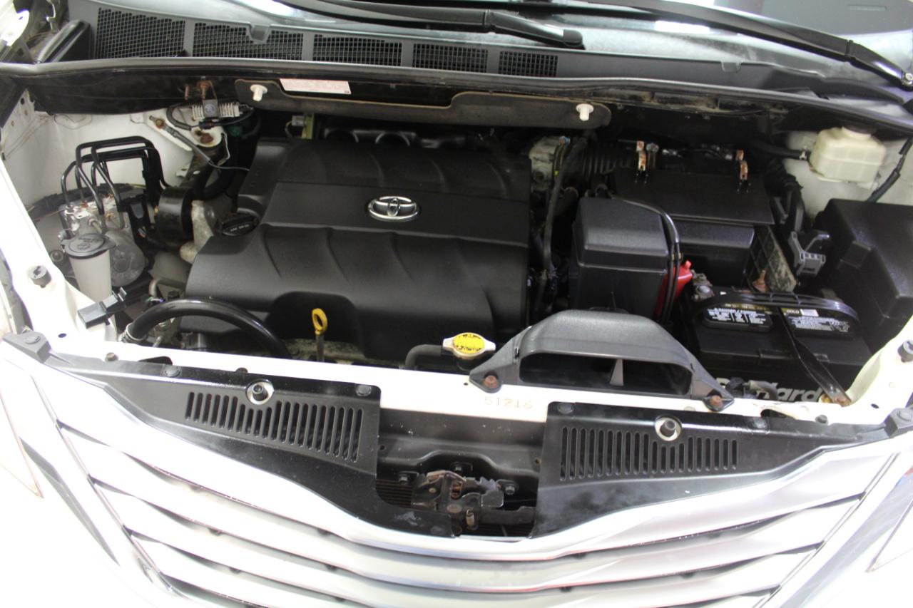 Toyota Sienna 5dr 7-Pass Van V6 Ltd AWD (Natl) 2011
