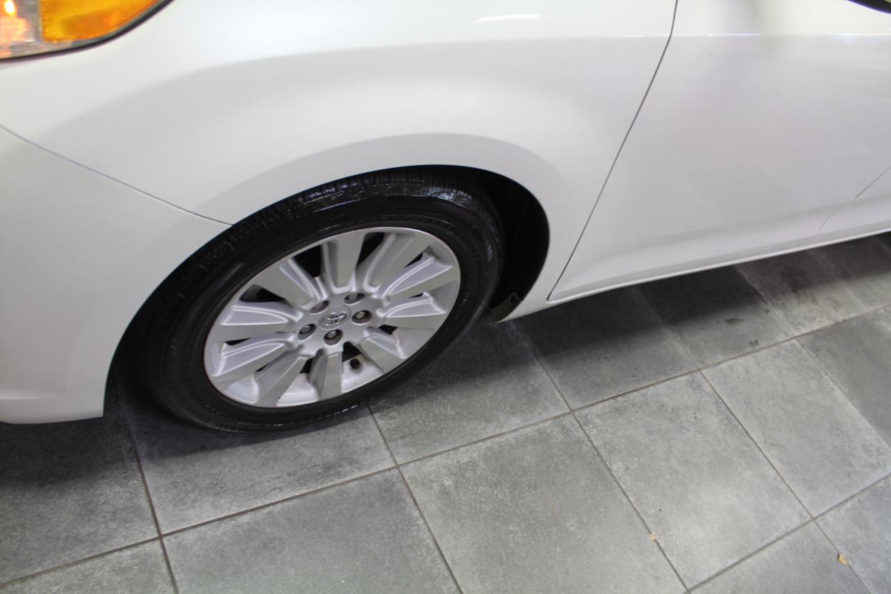 Toyota Sienna 5dr 7-Pass Van V6 Ltd AWD (Natl) 2011