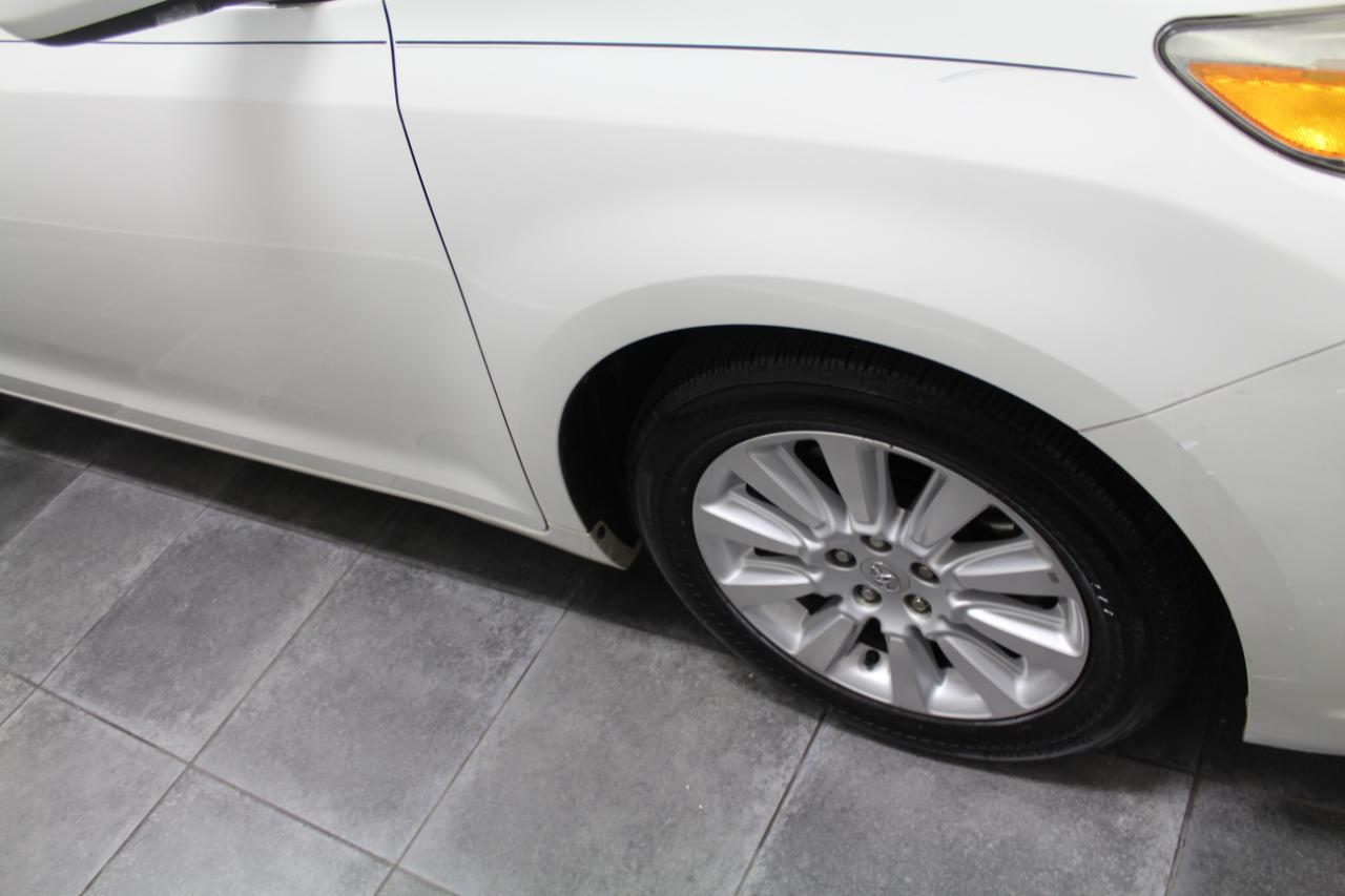 Toyota Sienna 5dr 7-Pass Van V6 Ltd AWD (Natl) 2011
