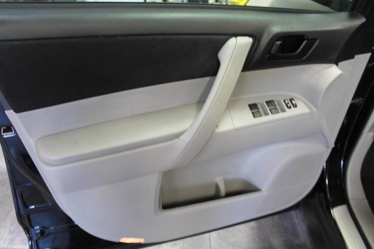 Toyota Highlander 4WD 4dr V6 (Natl) 2012