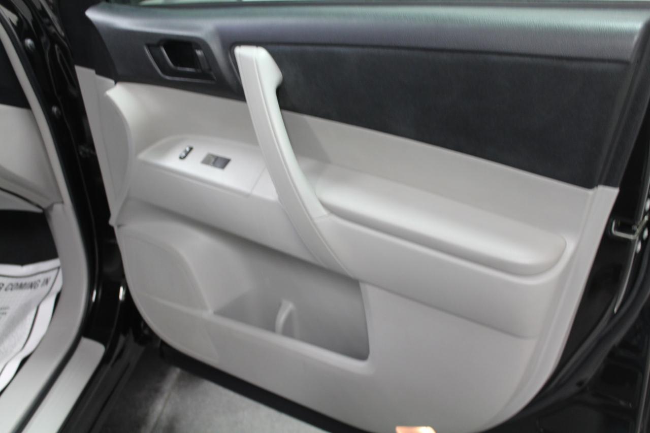 Toyota Highlander 4WD 4dr V6 (Natl) 2012