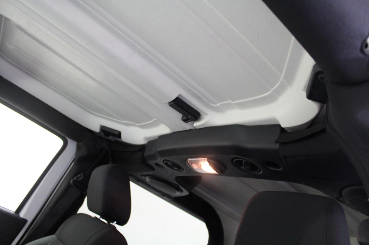 Jeep Wrangler 4WD 2dr Sahara 2012