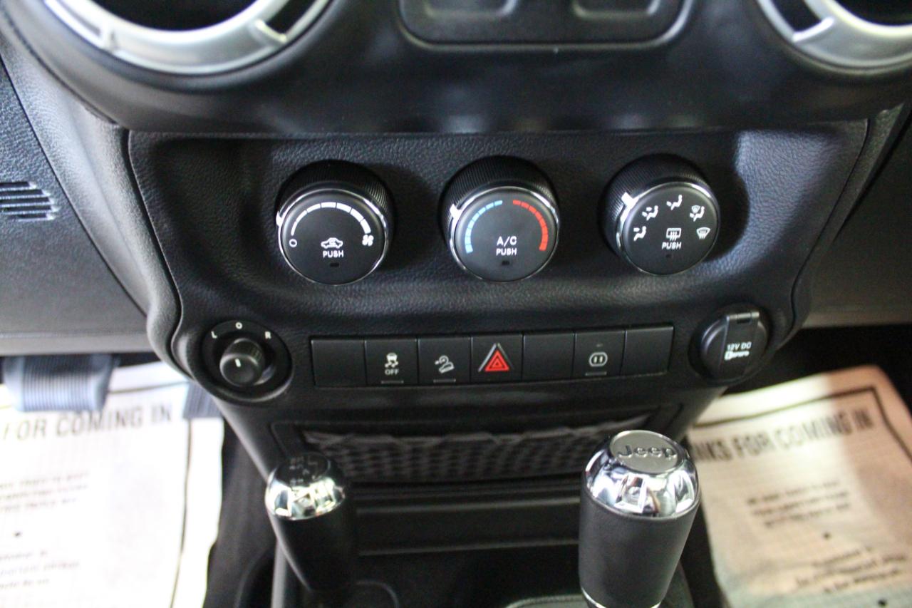 Jeep Wrangler 4WD 2dr Sahara 2012