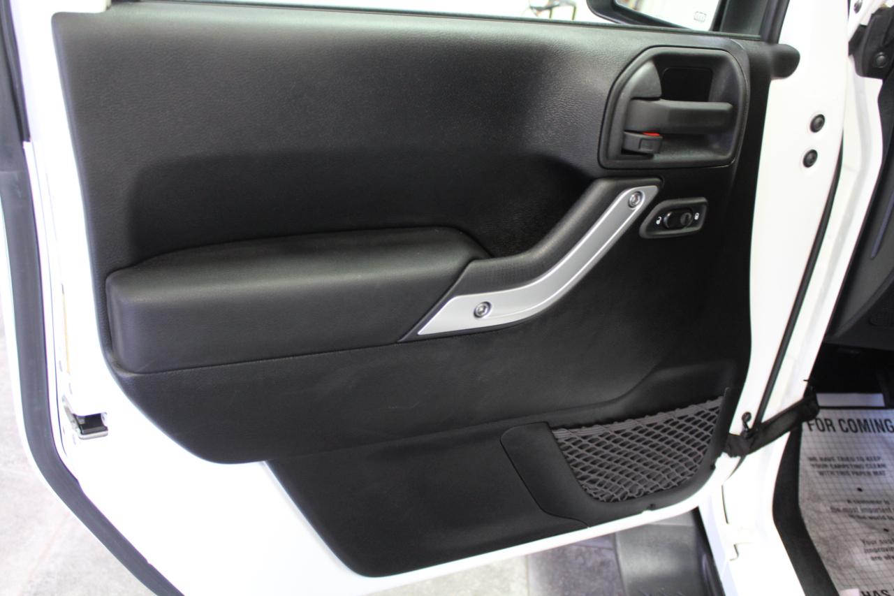 Jeep Wrangler 4WD 2dr Sahara 2012