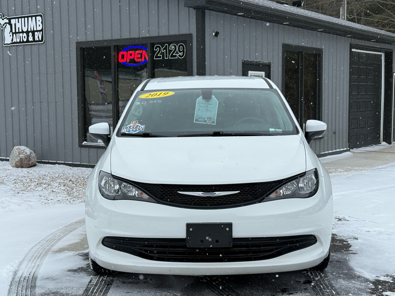 2019 Chrysler Pacifica L's photo