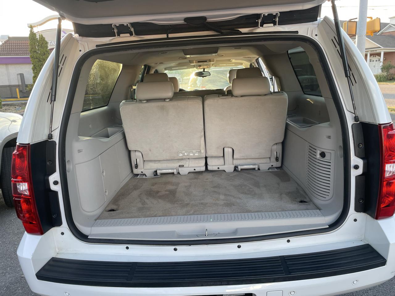 Chevrolet Suburban LT 1500 2WD 2012